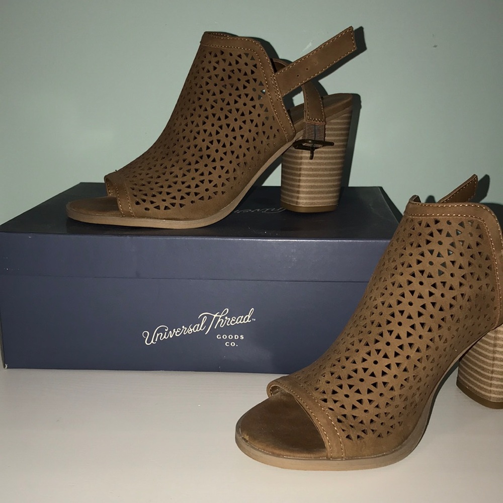 Universal Thread Milliana Cut-Out Slingback Pumps